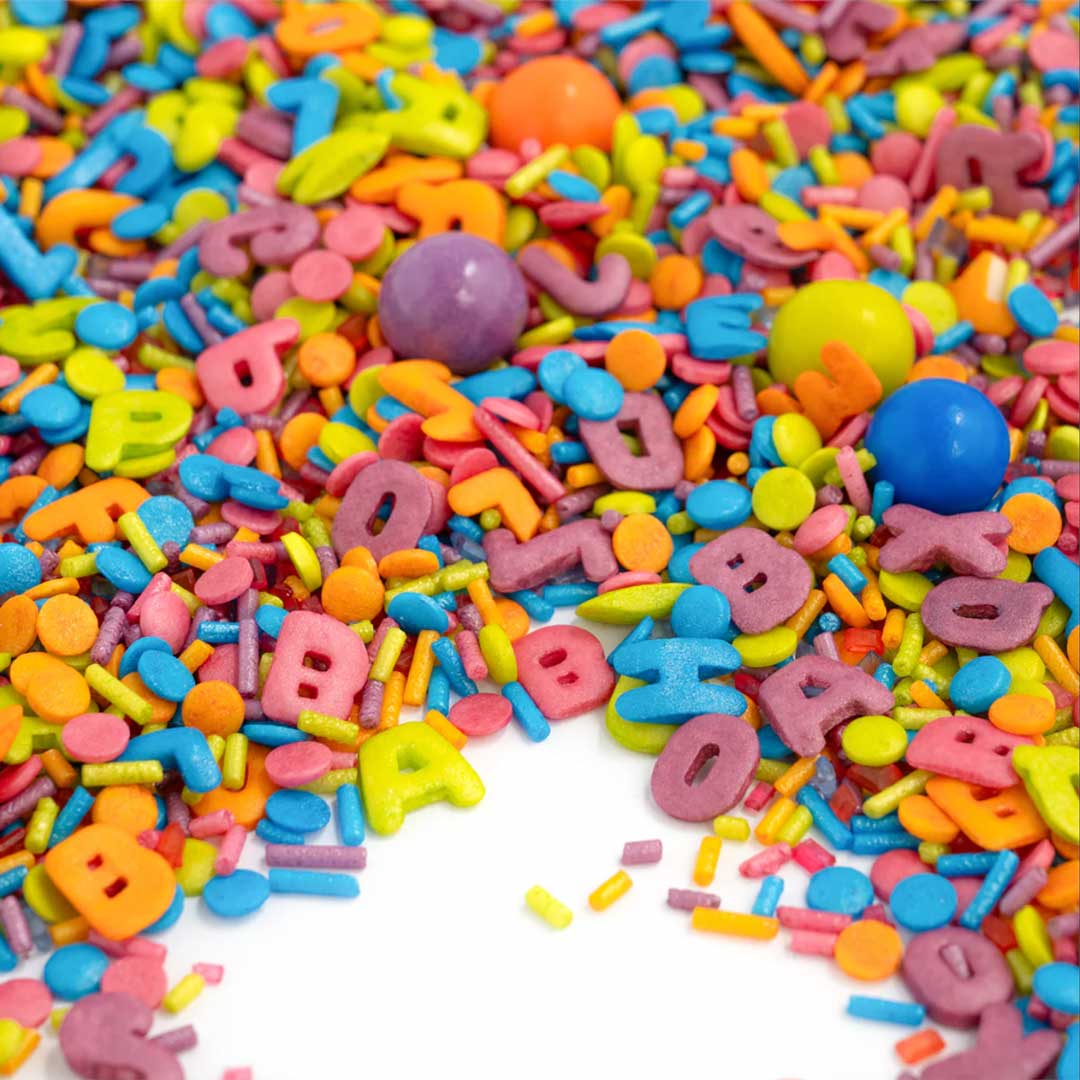 Bunte Buchstaben Konfettistreusel mit Schokokugeln