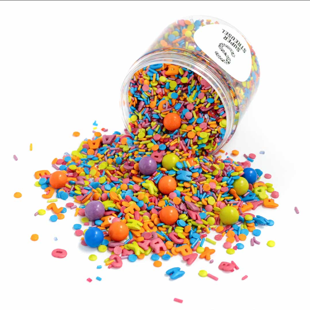 Bunte Buchstaben Konfettistreusel mit Schokokugeln