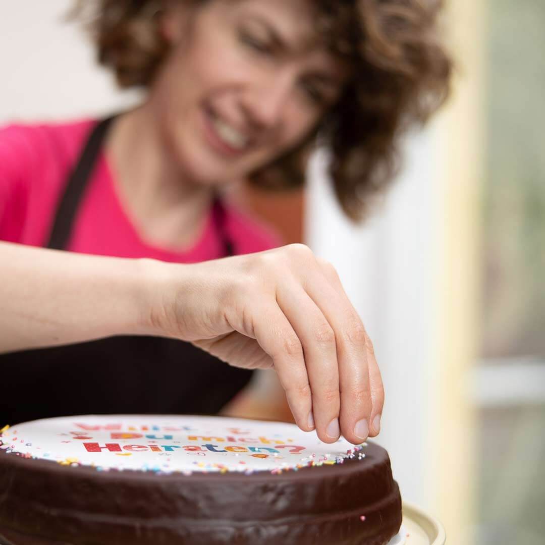 Torte mit Streuseln dekorieren