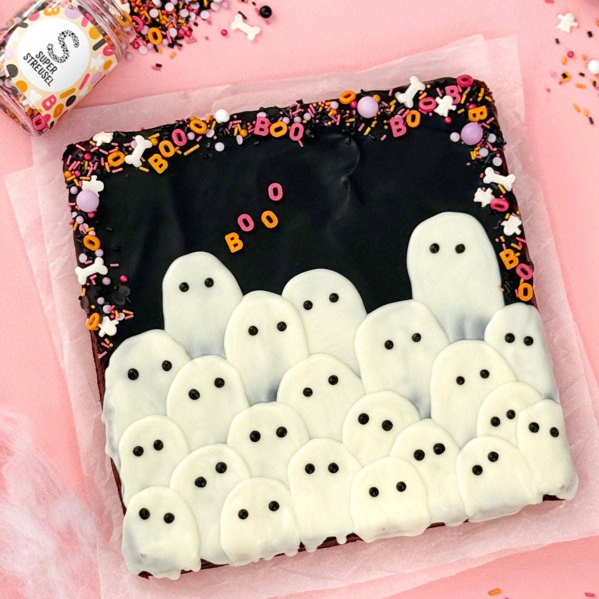Geister-Brownies dekoriert mit Halloween Streuseln