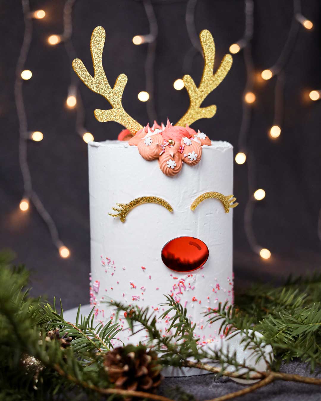 Festliche Tortendeko Weihnachten mit Rentier Cake Topper – goldene Geweihe und rote Nase