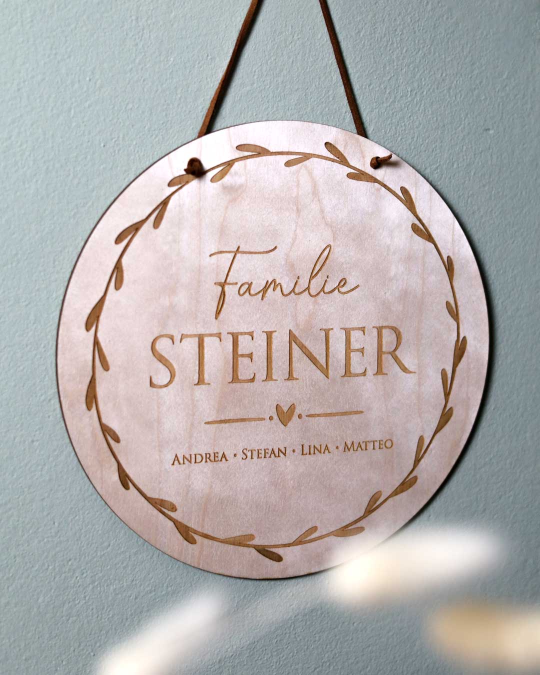 Personalisiertes Türschild aus Holz mit Gravur Familie Steiner und Vornamen