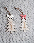 Personalisierter Christbaum-Anhänger aus Holz mit Acrylmasche in Rot oder Gold – festlicher Baumschmuck mit Gravur