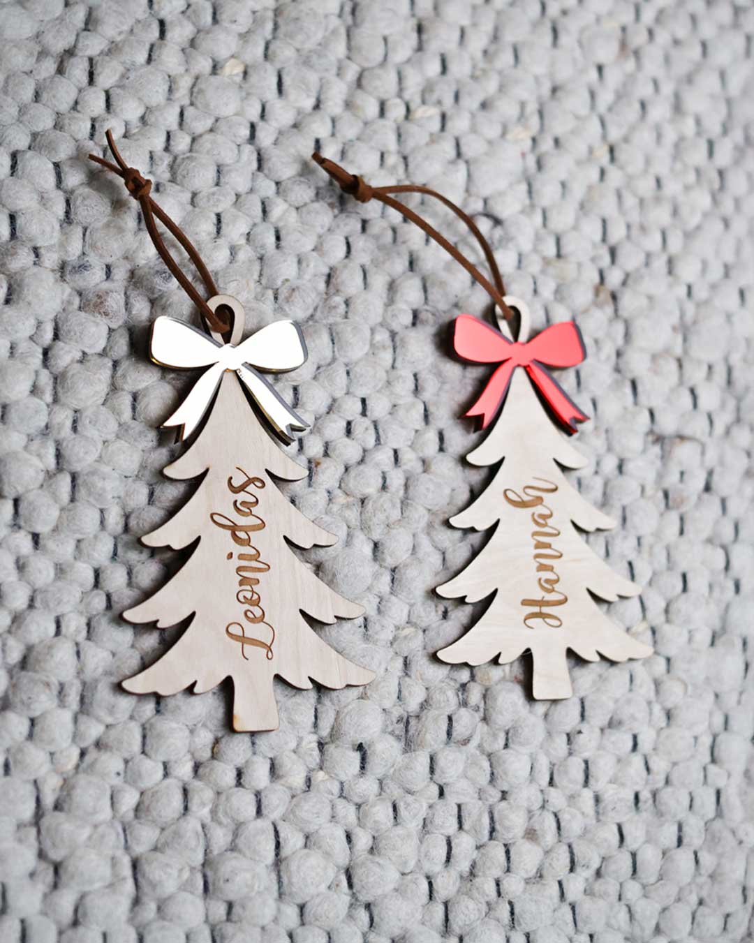 Personalisierter Christbaum-Anhänger aus Holz mit Acrylmasche in Rot oder Gold – festlicher Baumschmuck mit Gravur