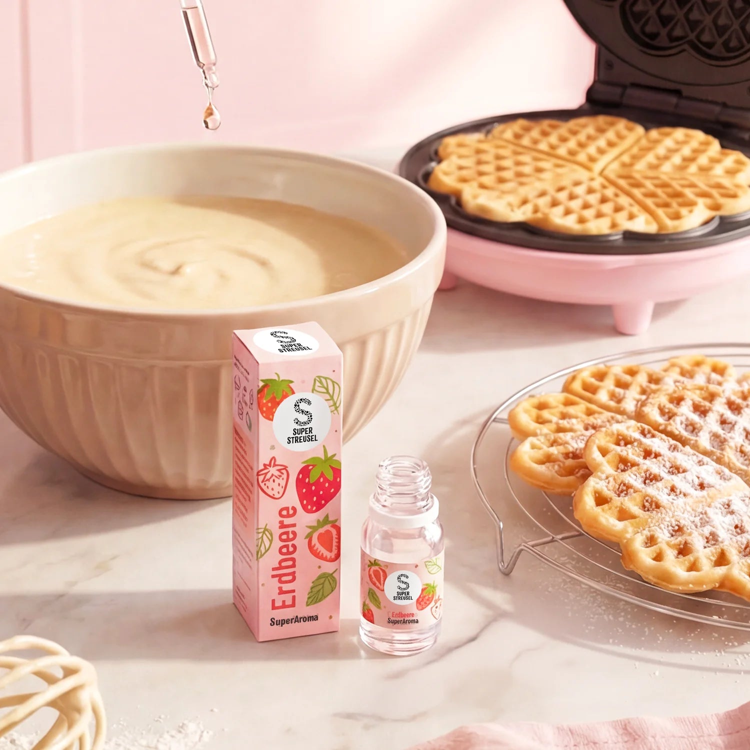 SuperAroma Erdbeere wird tropfenweise in Waffelteig gegeben – Backaroma zum Mitbacken