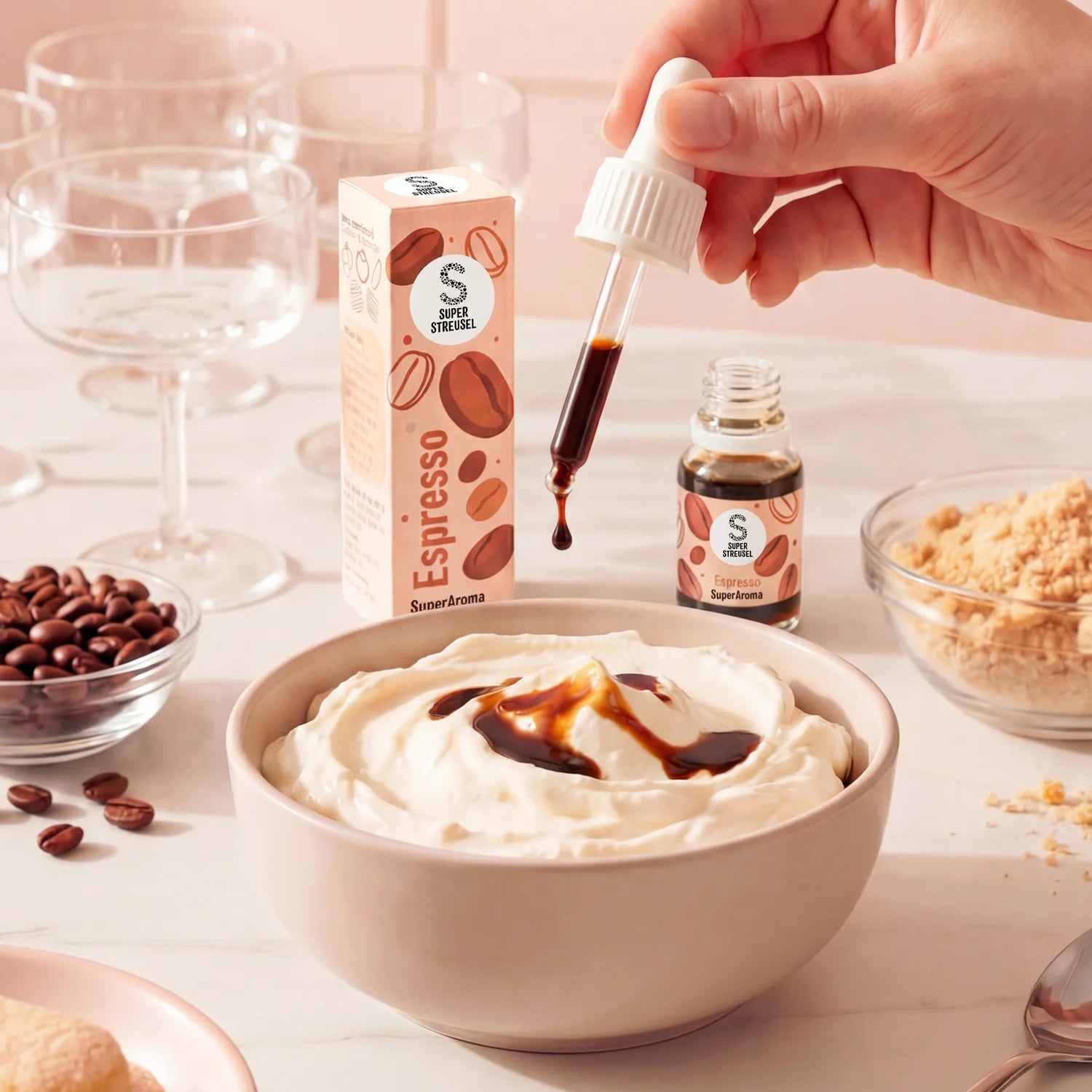 SuperAroma Espresso wird tropfenweise in Schlagsahne gegeben – Backaroma in der Anwendung