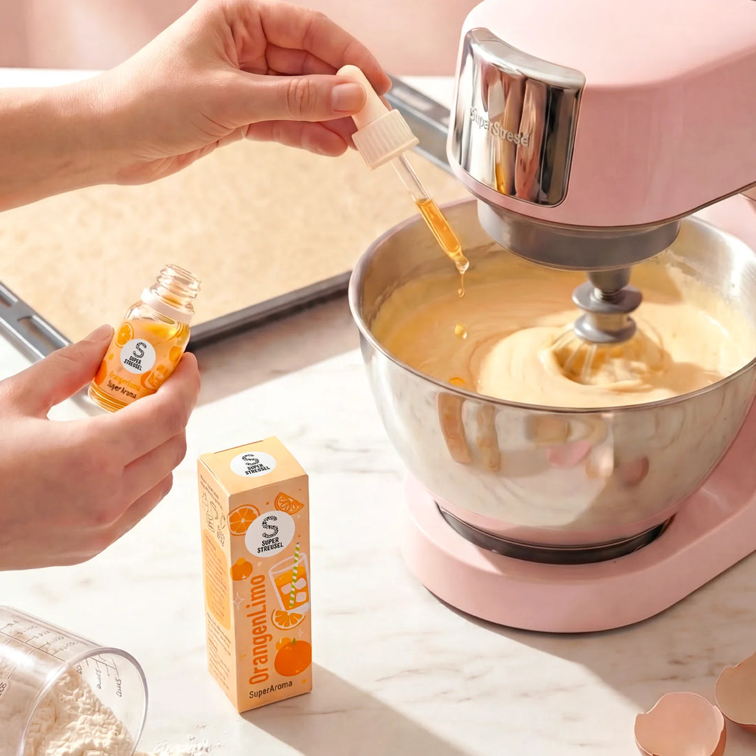 backaroma-produktfoto-orangen.webpSuperAroma OrangenLimo – Fläschchen und Verpackung auf Sockel mit frischen Orangen und Eiswürfeln