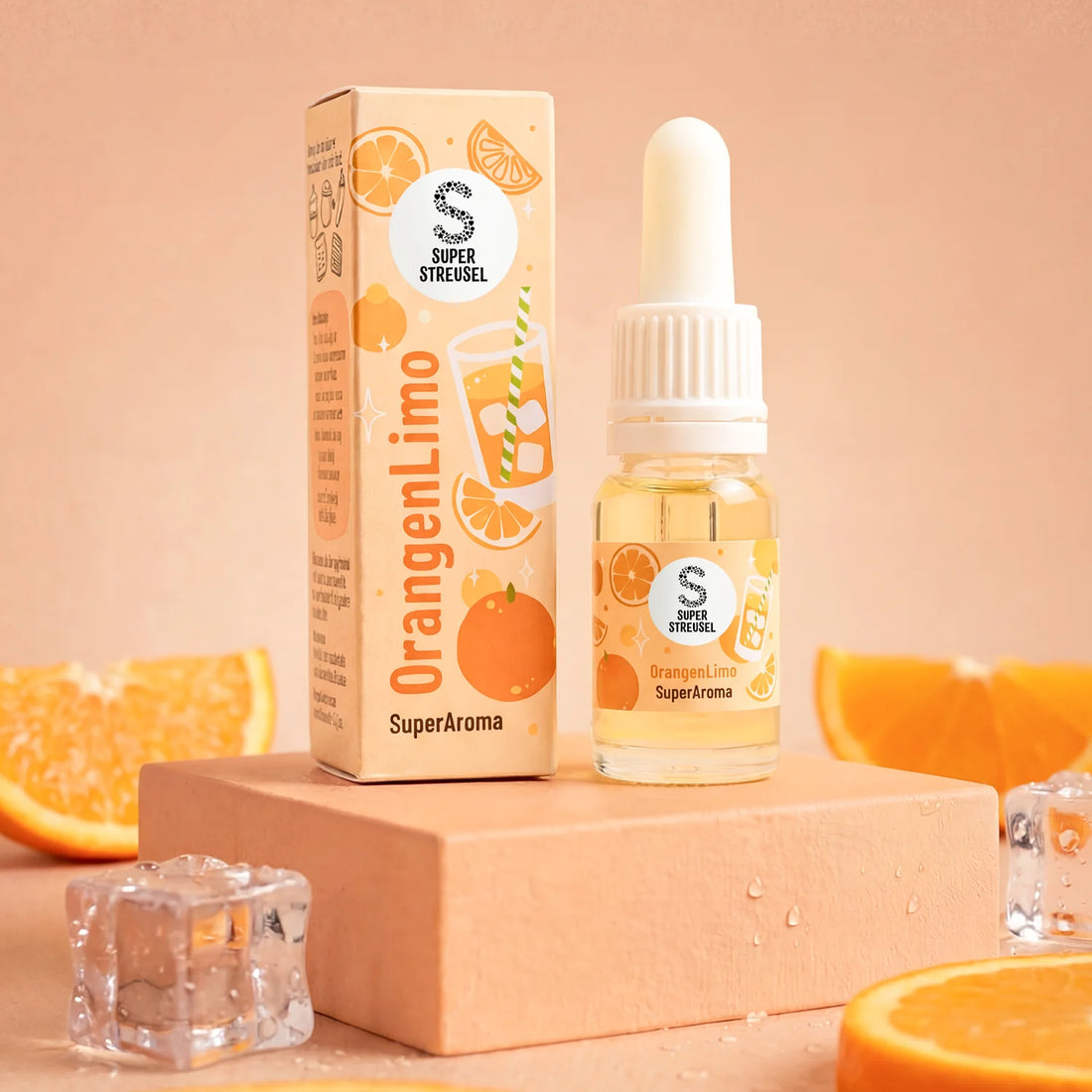backaroma-produktfoto-orangen.webpSuperAroma OrangenLimo – Fläschchen und Verpackung auf Sockel mit frischen Orangen und Eiswürfeln