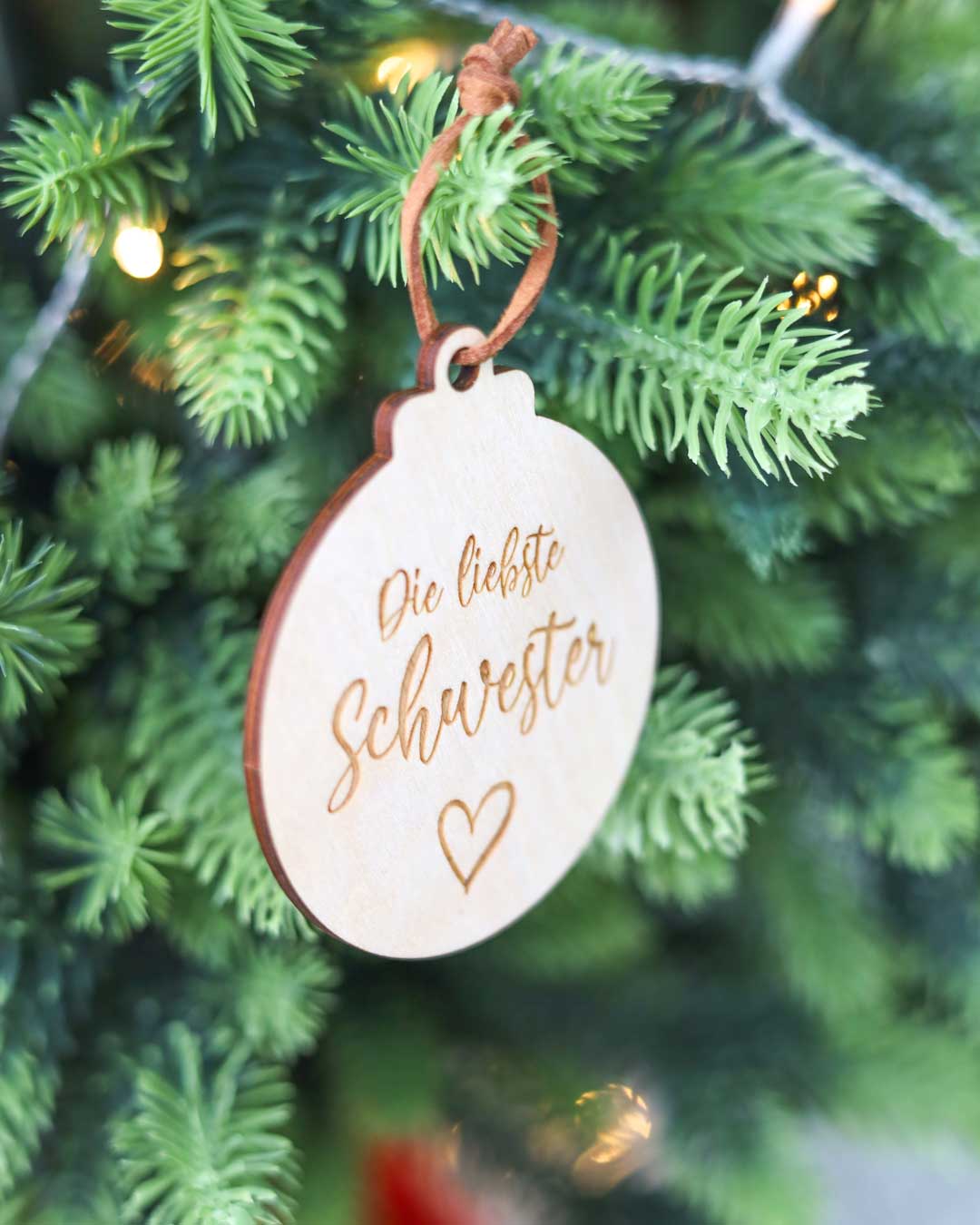 Weihnachtsanhänger aus Holz mit Gravur Die liebste Schwester am Christbaum