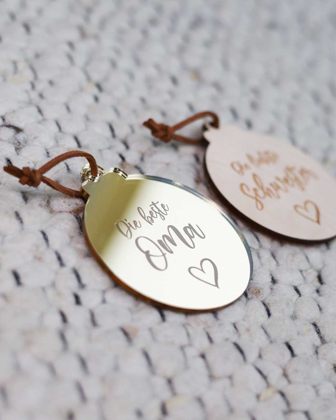 Personalisierte Weihnachtsanhänger aus Holz und Spiegelacryl von Zuckerwuschel